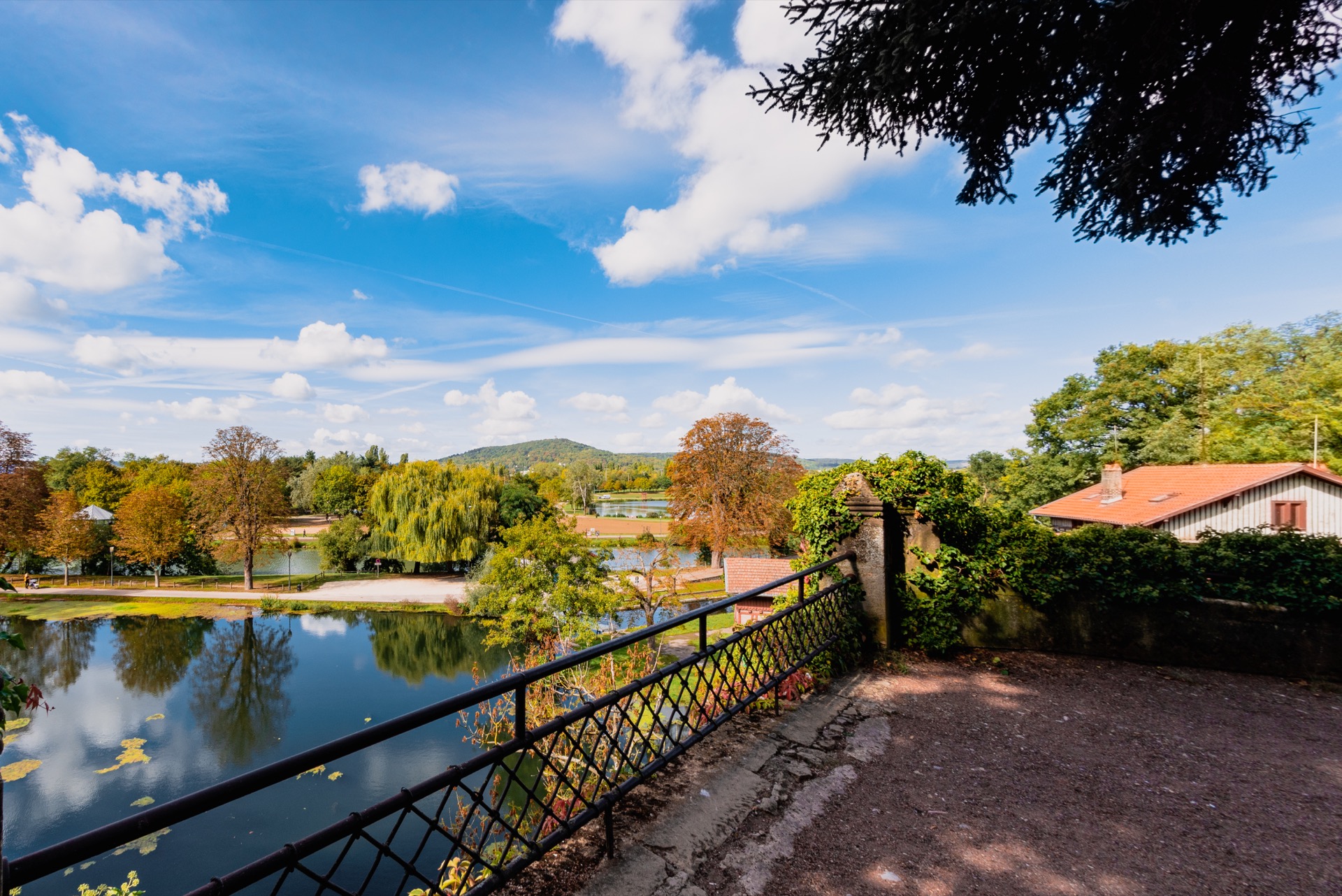 La Moselle à Metz, bras d’eau et rives de pierre