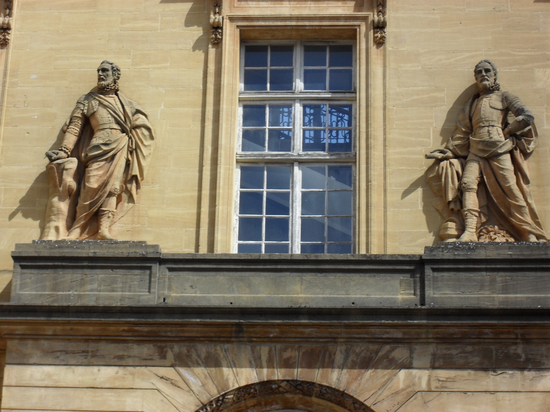 Détail de pierre de Jaumont au palais de justice de Metz, statues et fenêtre