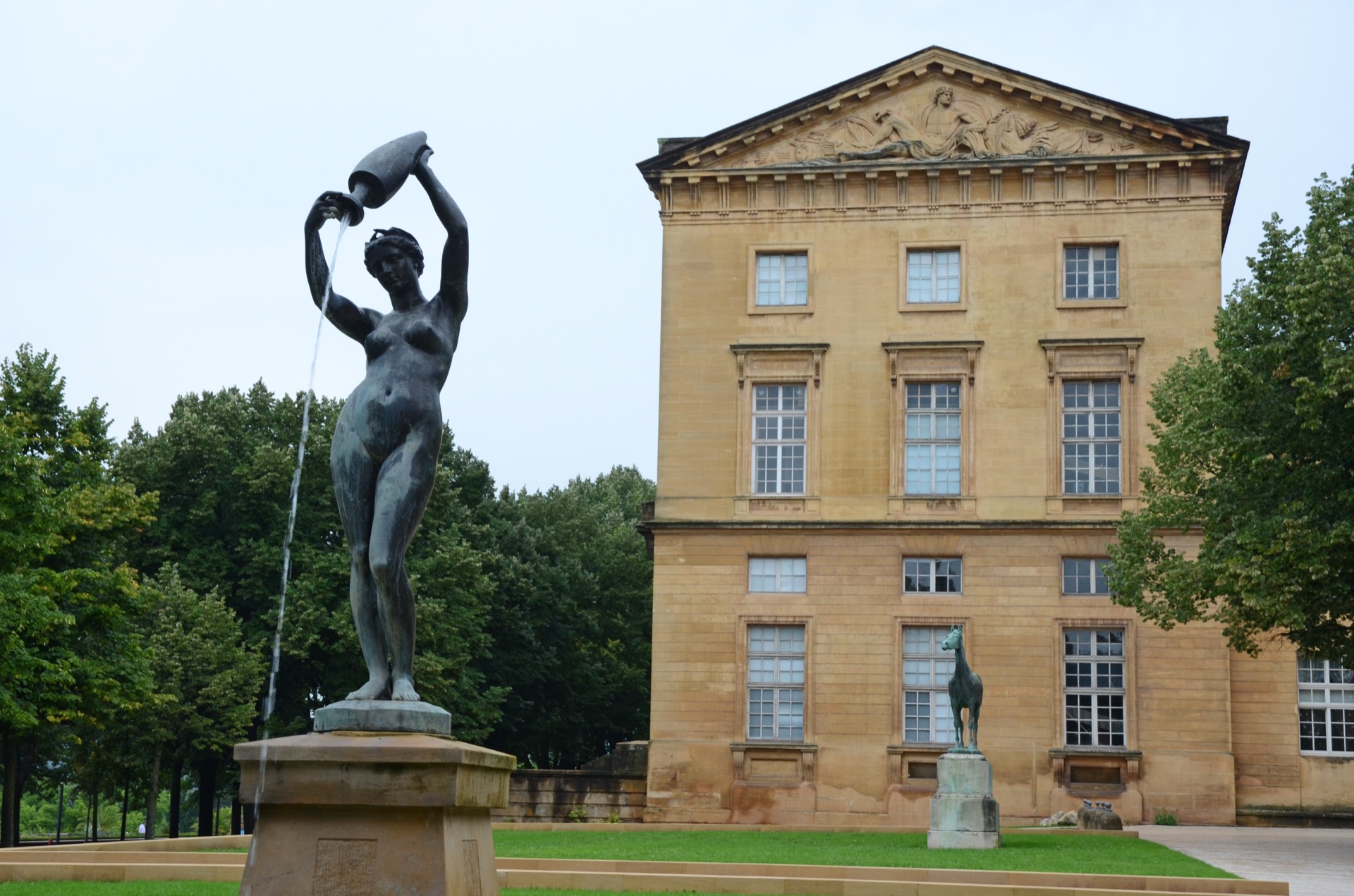 Palais de justice de Metz en pierre de Jaumont, jardin et portique