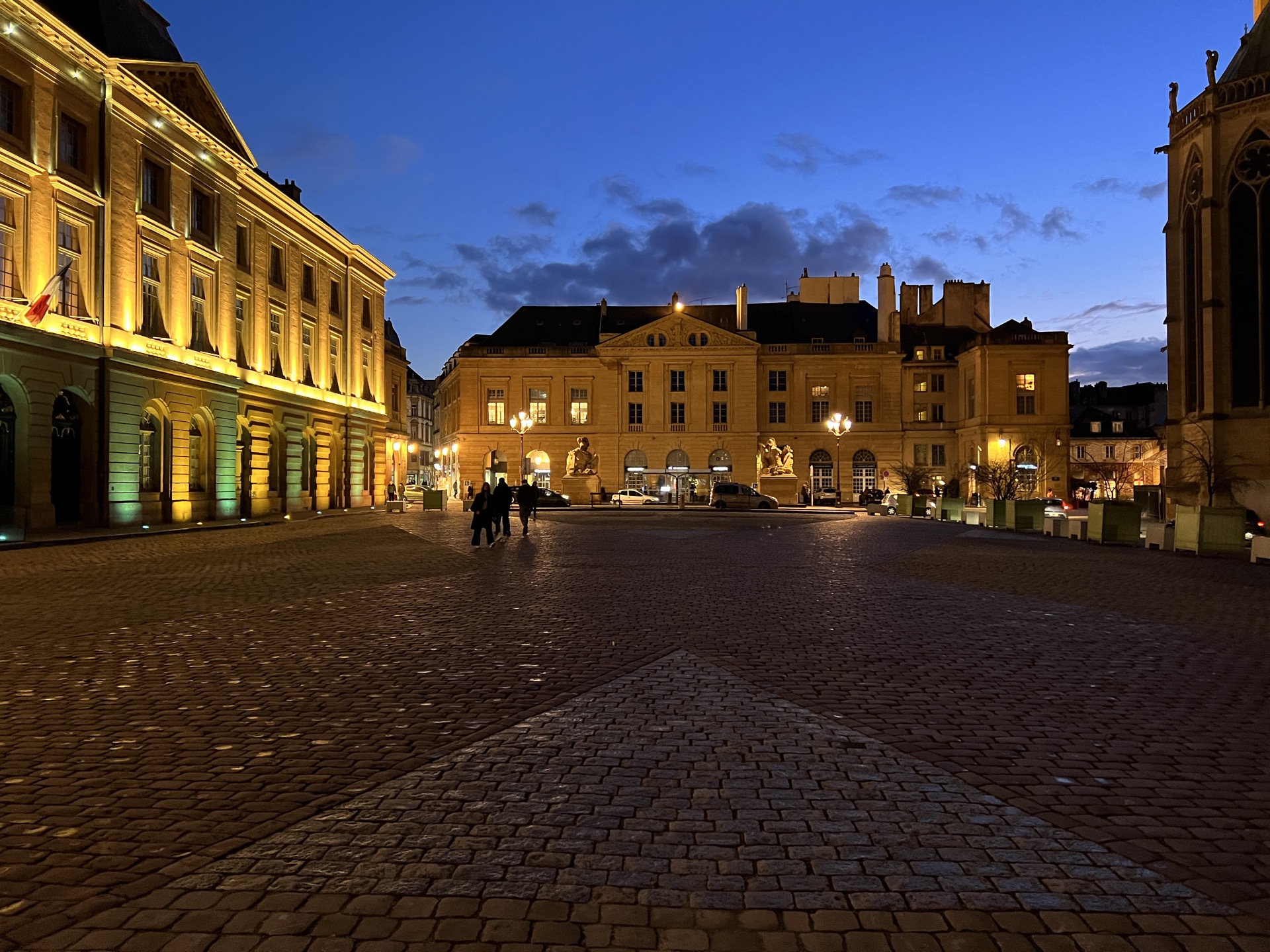 Place d’Armes de Metz, dallage et hôtel de ville