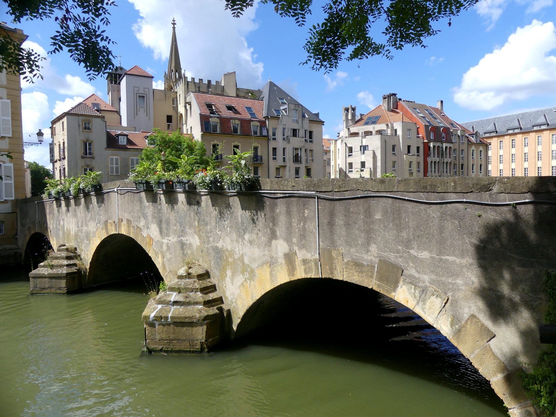 Pont Saint-Marcel à Metz, arches de pierre sur l’eau