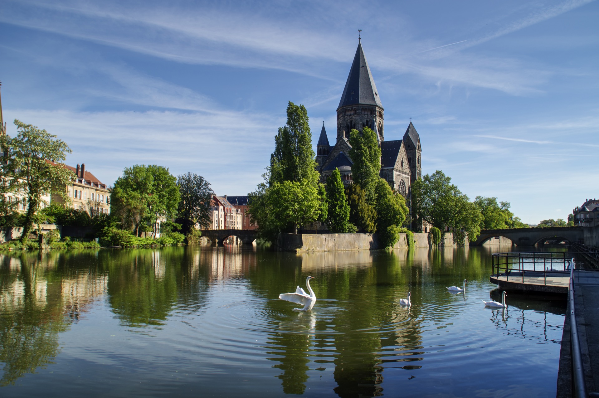 Temple Neuf et ponts sur la Moselle à Metz
